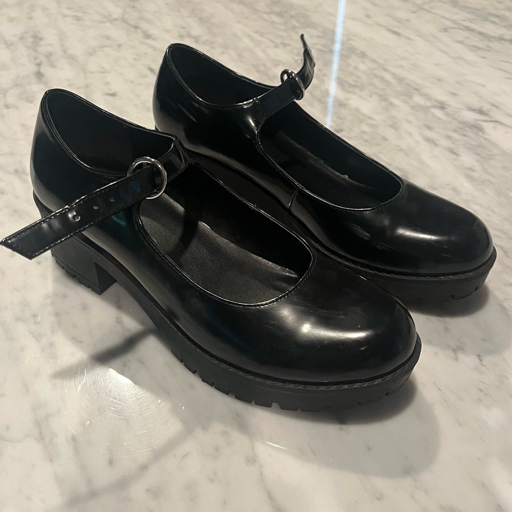 Urban Outfitters : Intentionally Black Veronica Platform Mary Jane’s